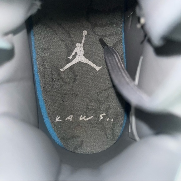 Kaws Jordan 4 retro taille 9 de couleur grise disponible - Picture 11 of 12